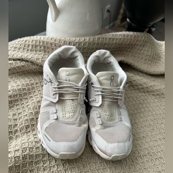 On Running Women's Athletic Shoes - Light Gray - Picture 3 of 8